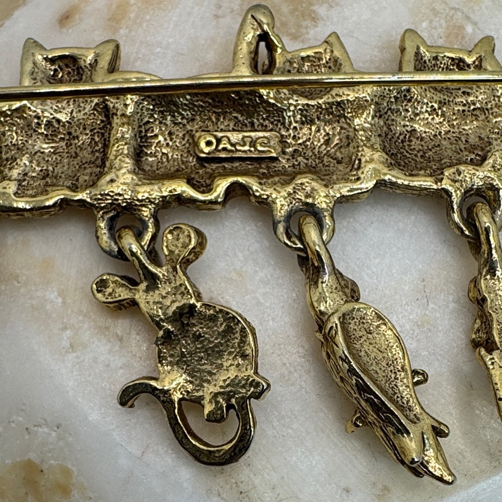 AJC Vintage gold-tone brooch with five cats and dangling charms. - Picture 11 of 12